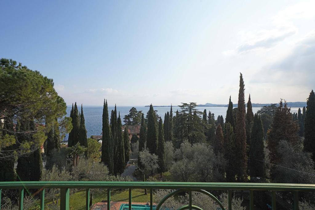 - une vue sur la forêt d'arbres et l'océan dans l'établissement Villa Vibe Luce, beautiful period villa with private pool and lake view, à Gardone Riviera