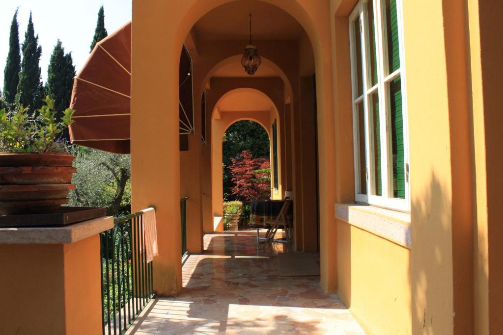 un couloir d'une maison avec une arche dans l'établissement Villa Vibe Luce, beautiful period villa with private pool and lake view, à Gardone Riviera 25 autres photos