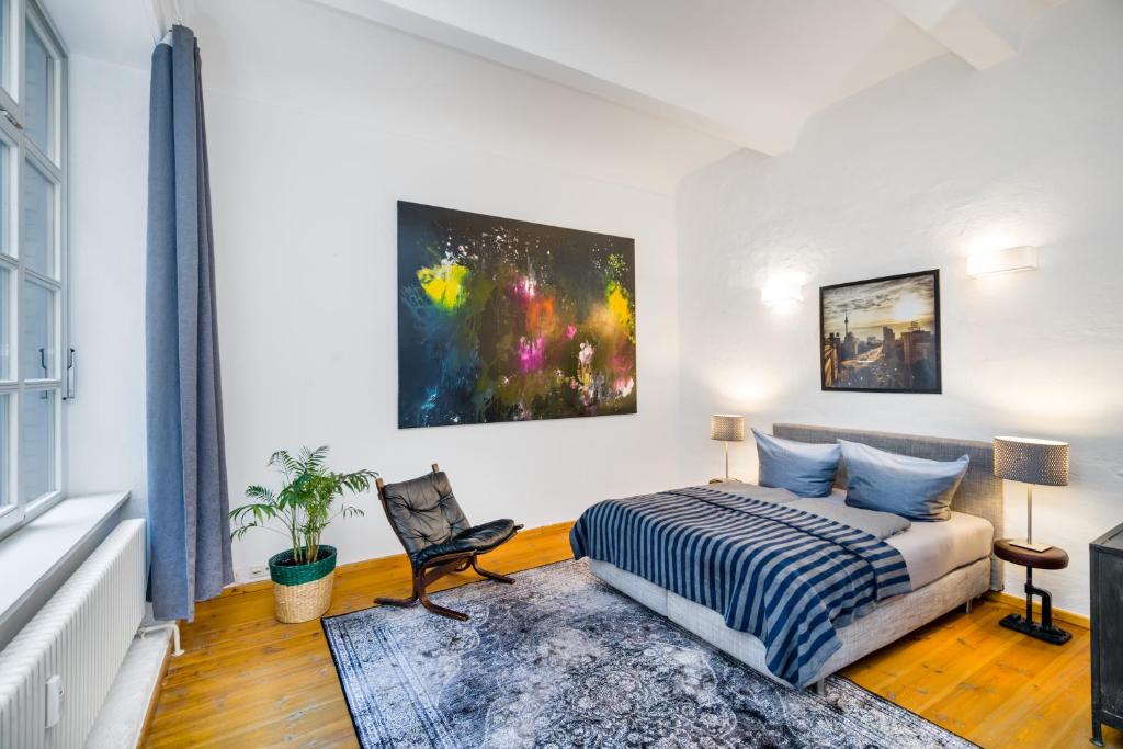 The Melchior, Luxury Industry Loft in Mitte, group & family friendly, 2 bath rooms, big dining table, ideal for 4 - 6 Guests 6