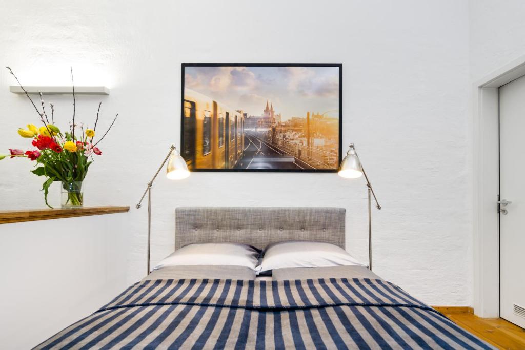 The Melchior, Luxury Industry Loft in Mitte, group & family friendly, 2 bath rooms, big dining table, ideal for 4 - 6 Guests 8