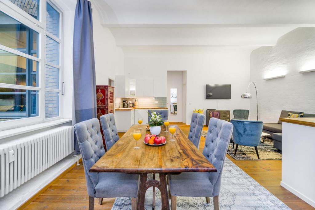 The Melchior, Luxury Industry Loft in Mitte, group & family friendly, 2 bath rooms, big dining table, ideal for 4 - 6 Guests 3