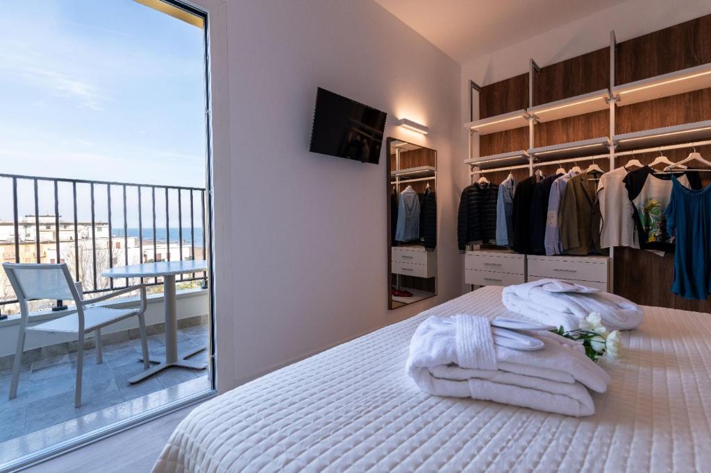 une chambre avec un lit avec vue sur un balcon dans l'établissement Hotel Mondial, à Lido di Jesolo