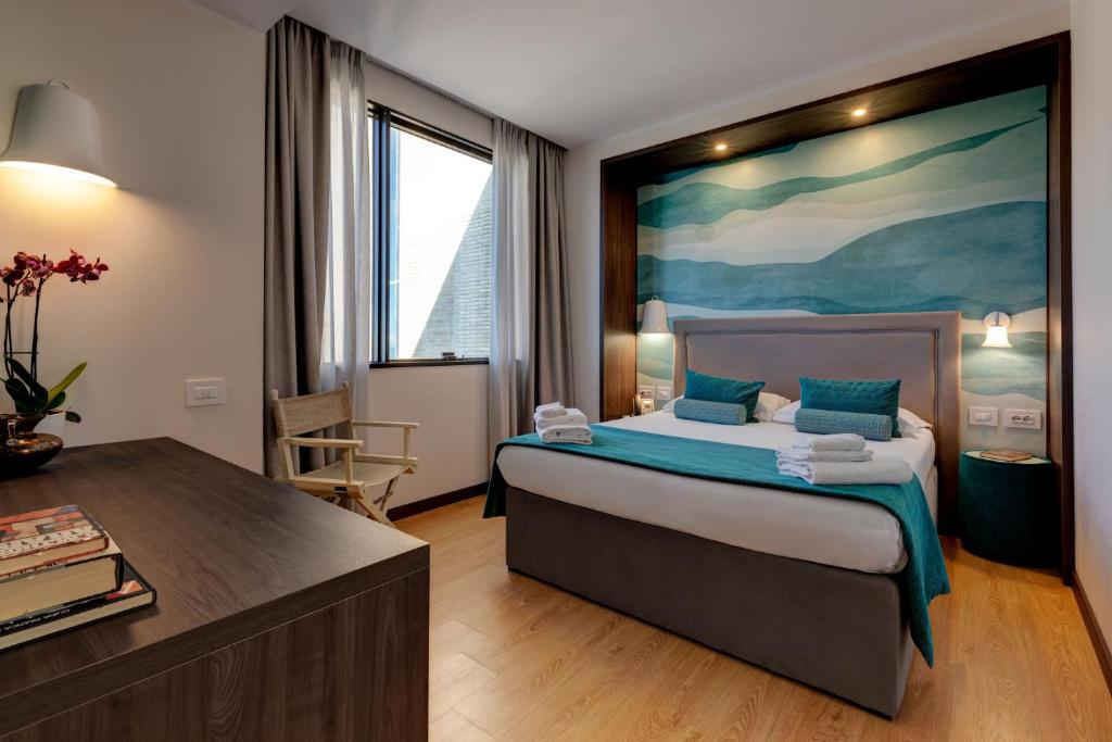 - une chambre avec un lit orné d'une grande peinture murale dans l'établissement Fly Decó Hotel, à Lido di Ostia