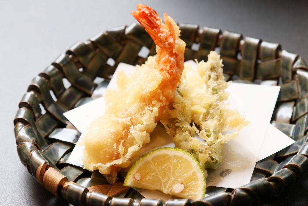 un panier contenant des crevettes et une tranche de chaux dans l'établissement Nobori, à Ome