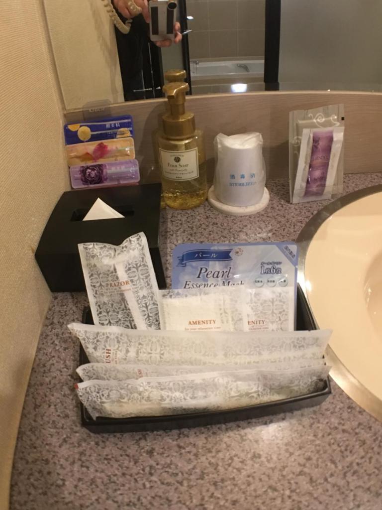 une pile de papier toilette assis au-dessus d'un comptoir de salle de bains dans l'établissement Hotel Orchid (Adult only), à Kurashiki 42 autres photos