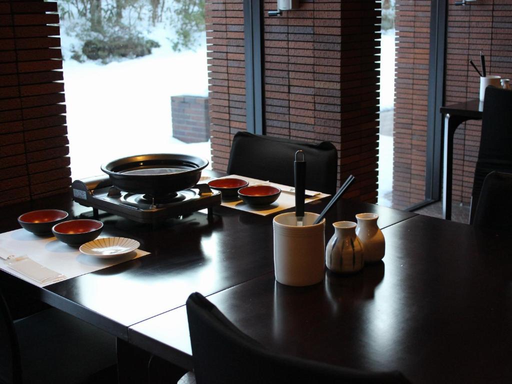 une table avec des bols de nourriture en haut dans l'établissement Kozuka Hisanoha, à Hakone