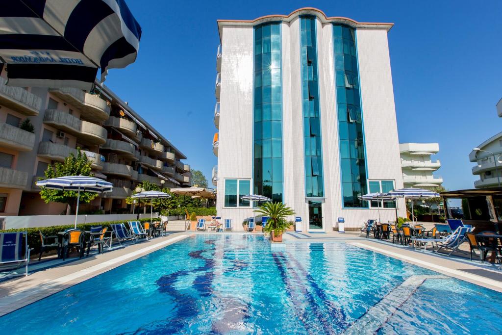 une piscine devant un hôtel dans l'établissement Hotel Ambassador, à Tortoreto Lido