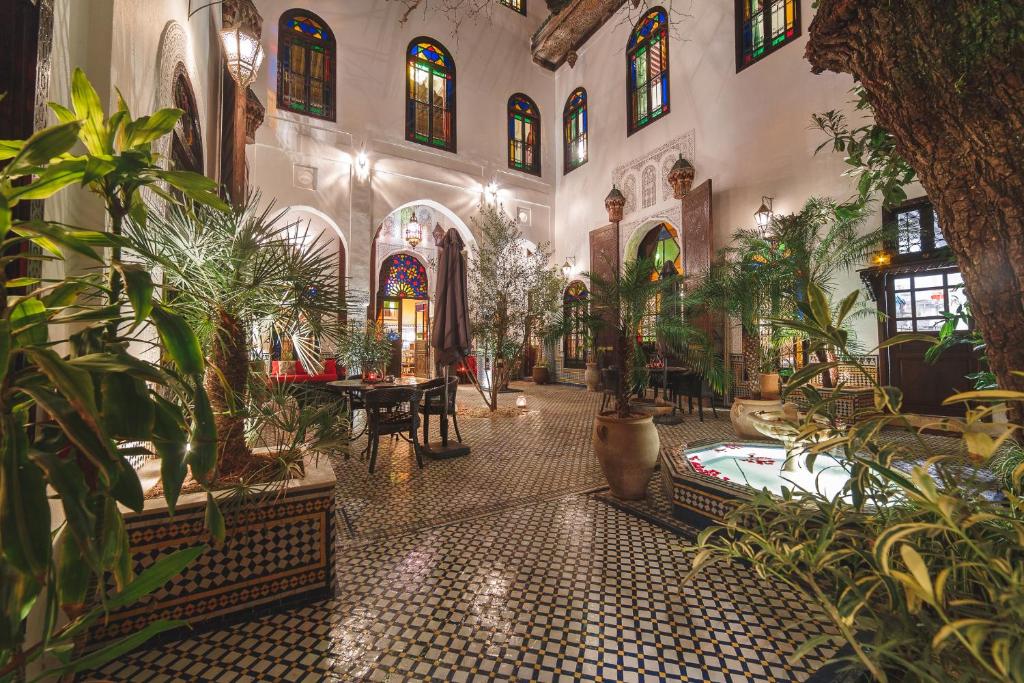 une pièce remplie de nombreuses plantes dans un bâtiment dans l'établissement Riad Le Calife, à Fès