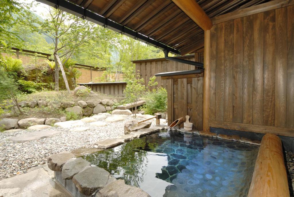 une piscine dans l'arrière-cour d'une maison dans l'établissement Katsuragi no Sato, à Takayama
