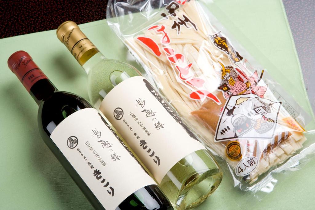 - une bouteille de vin à côté d'un panier de nourriture dans l'établissement Kikori, à Fuefuki