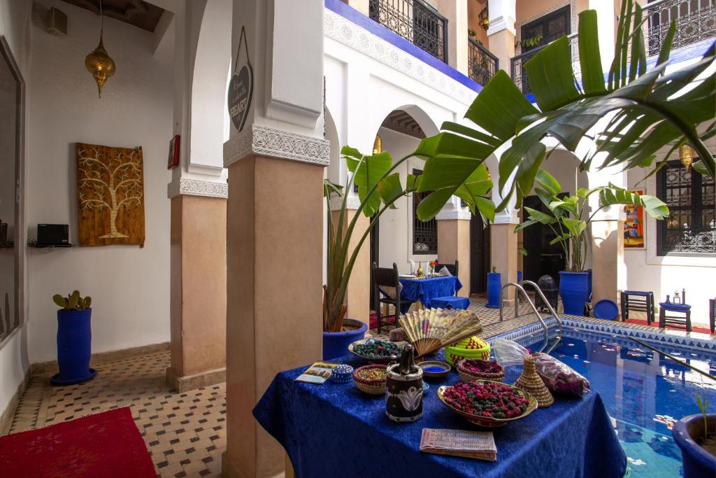 - une table avec des assiettes de nourriture à côté d'une piscine dans l'établissement Riad Ciel d'Orient, à Marrakech