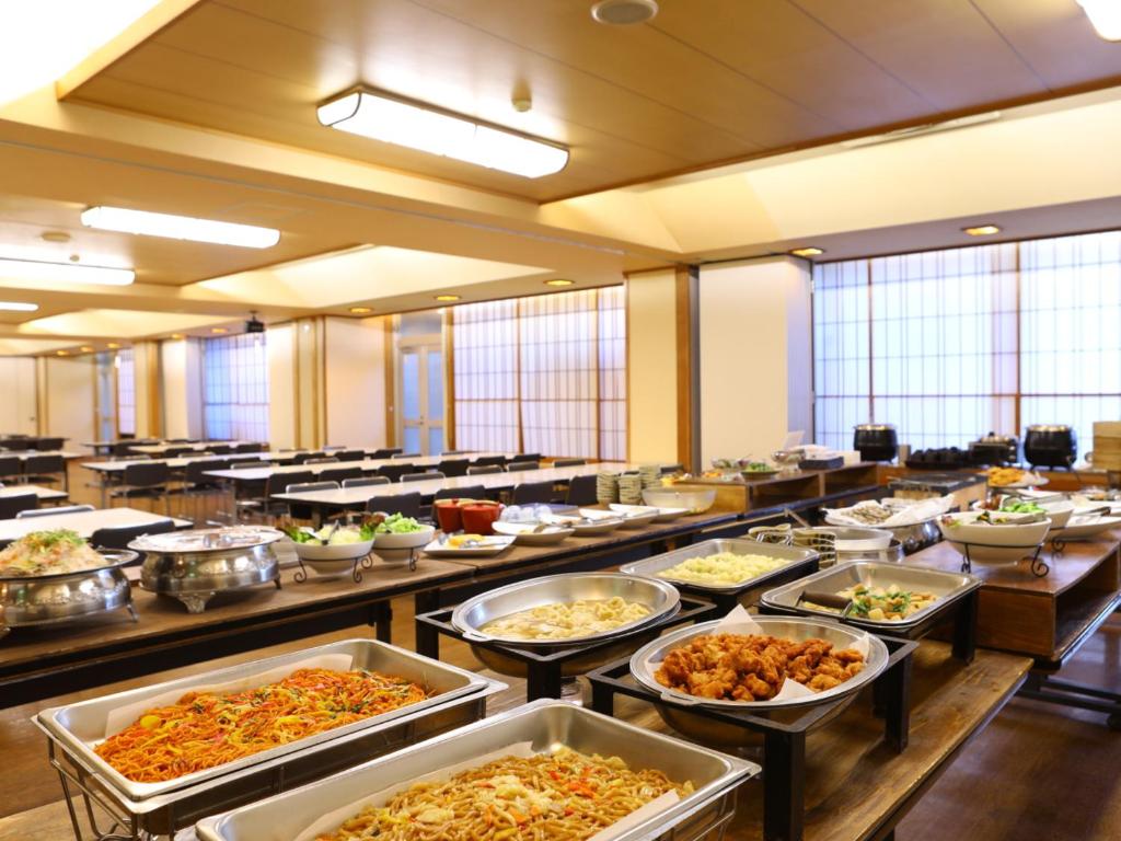 une ligne de buffet avec de nombreux types de nourriture différents dans l'établissement Hotel Housei, à Yamanouchi