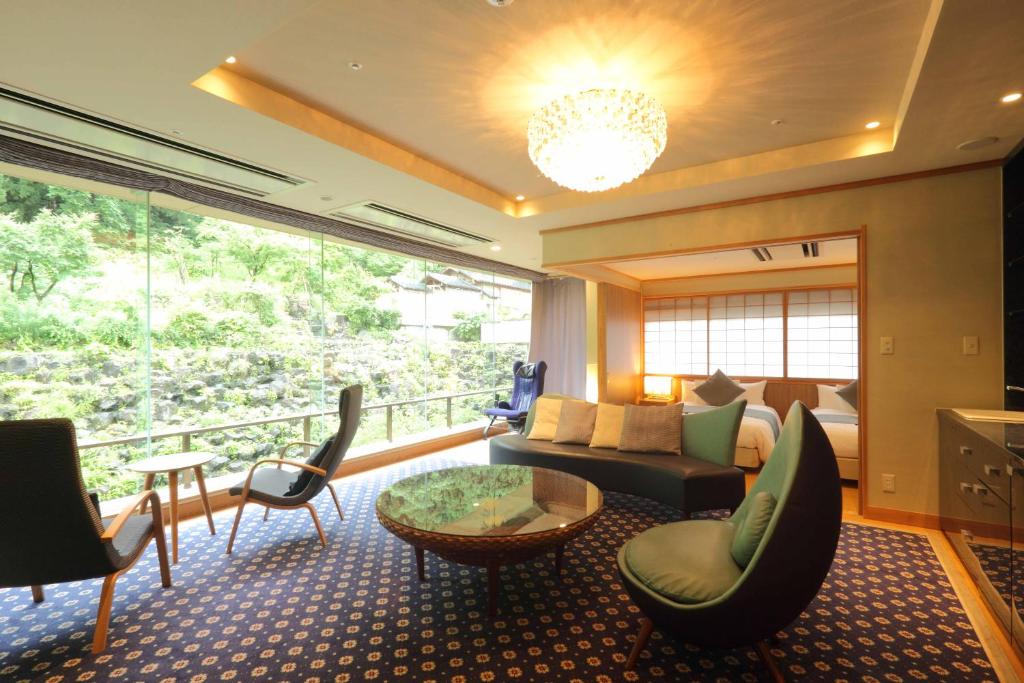 un salon avec un canapé et une table dans l'établissement Hotel Futaba, à Yuzawa