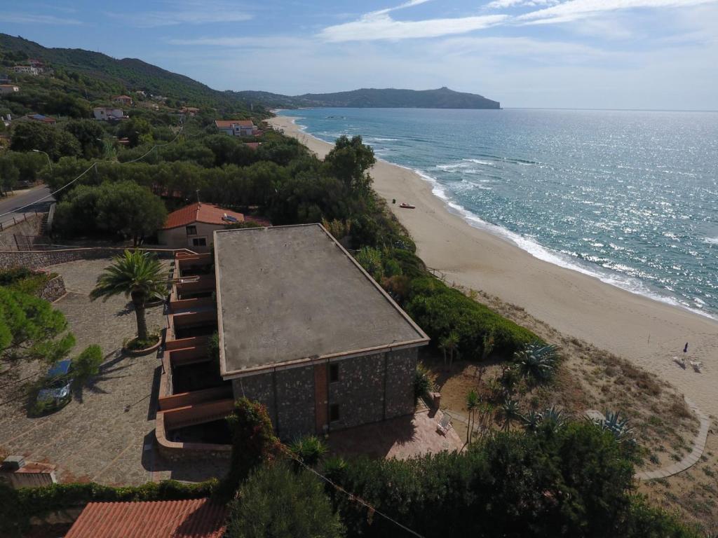 - un bâtiment sur une plage à côté de l'océan dans l'établissement Residence Le Palme - Appartamenti sul mare - Spiaggia tra Palinuro e Caprioli, à Pisciotta 24 autres photos