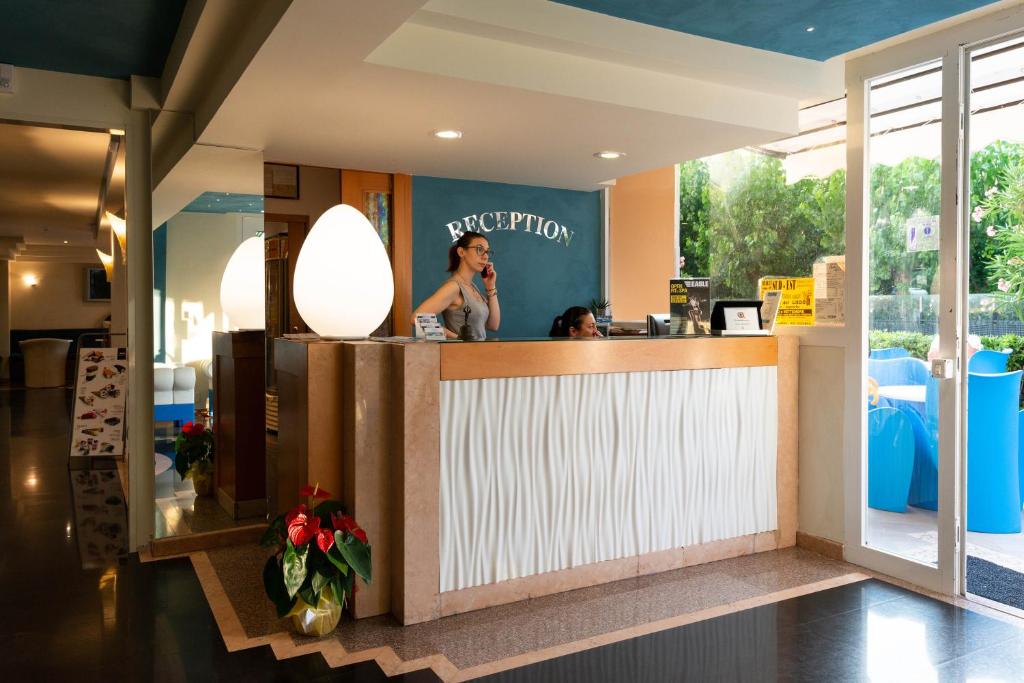 une femme debout au comptoir d'un restaurant dans l'établissement Hotel Paradiso, à Grottammare 105 autres photos