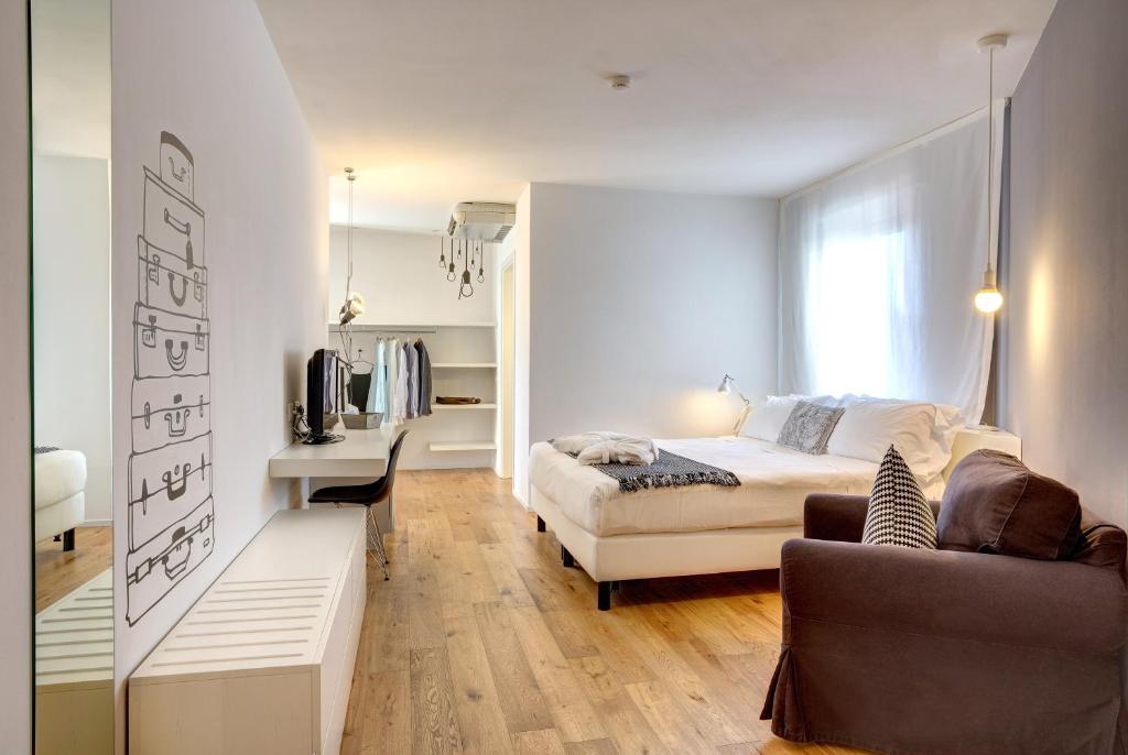 une chambre avec un lit, un bureau et un canapé dans l'établissement Hotel Solemare, à Milano Marittima