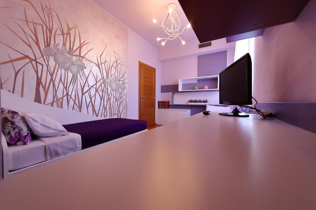 - un salon avec un bureau et un ordinateur dans l'établissement Villa Zarina - ZAvillas - up to 12 people, à Peschiera del Garda