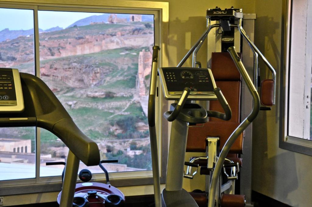 - une salle de sport avec vue sur le grand canyon dans l'établissement Riad Maison Bleue and Spa, à Fès