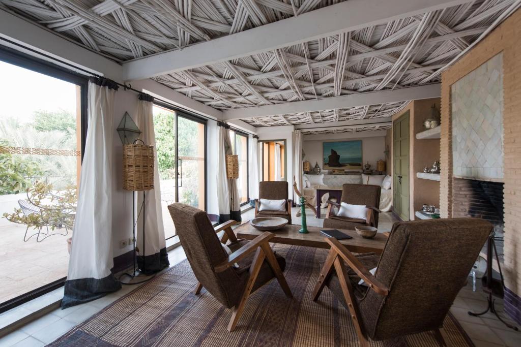 un salon avec une table et des chaises dans l'établissement Dar al Hossoun, à Taroudant