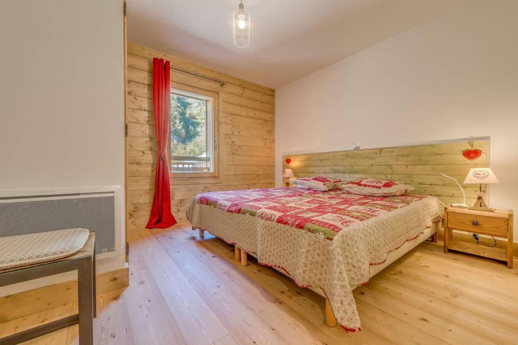 une chambre avec un lit et un rideau rouge dans l'établissement Le Reclard - Les Balcons Etoilés, à Champagny-en-Vanoise 14 autres photos