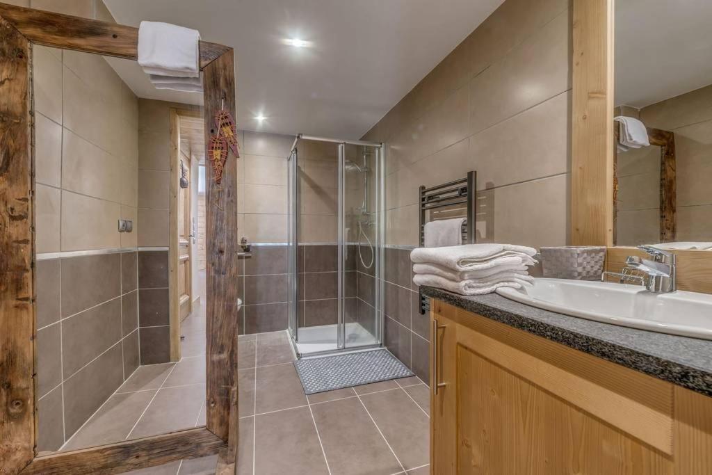 une grande salle de bain avec douche et lavabo dans l'établissement Le Reclard - Les Balcons Etoilés, à Champagny-en-Vanoise