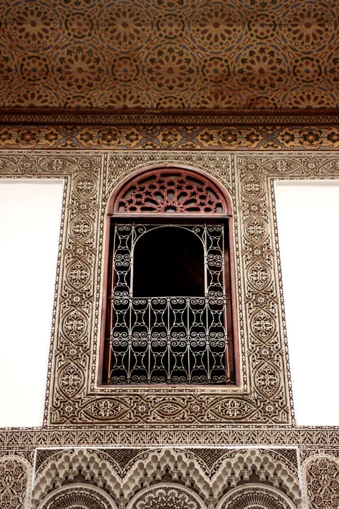 une fenêtre ornée dans un mur d'un bâtiment dans l'établissement La Maison Bleue Batha, à Fès