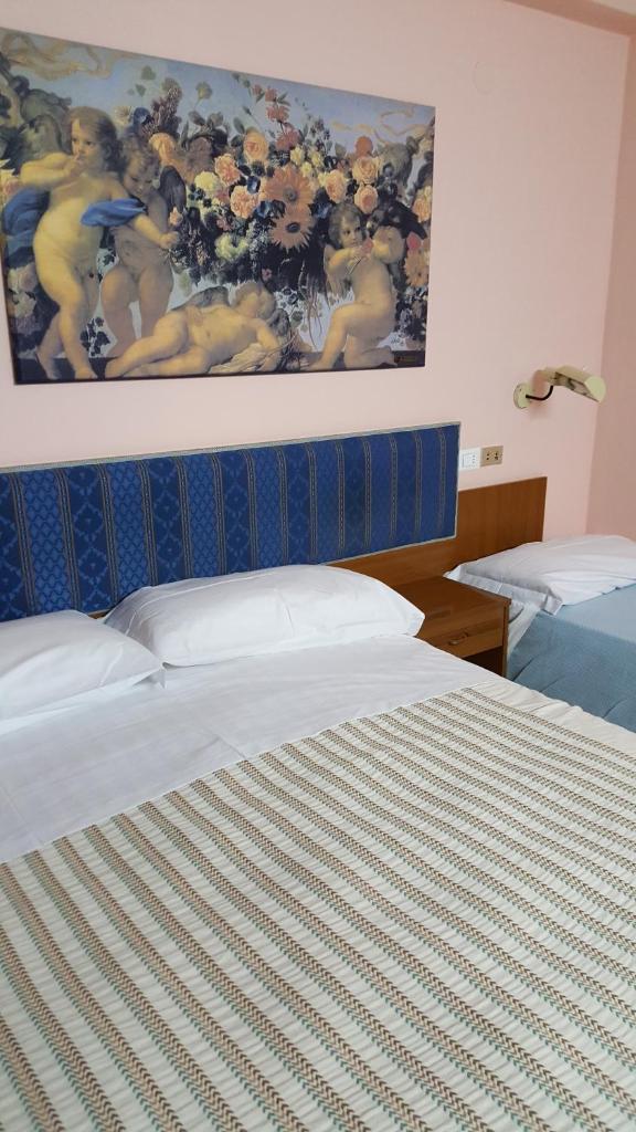 une chambre avec un lit avec un tableau sur le mur dans l'établissement Park Hotel Campitelli, à Larino
