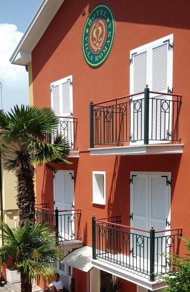 un bâtiment avec une enseigne sur le côté dans l'établissement Villa Romana, à Lignano Sabbiadoro