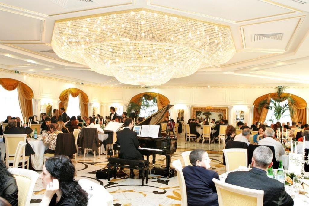 un grand groupe de personnes assises dans une pièce avec un piano dans l'établissement Park Hotel Campitelli, à Larino 79 autres photos