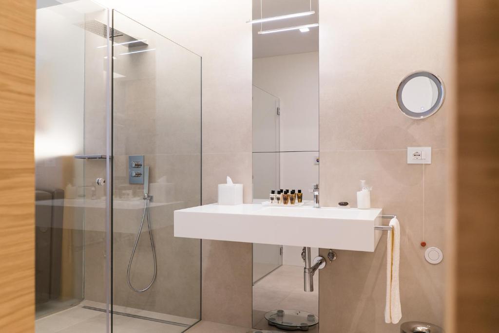 une salle de bain avec un lavabo et une douche dans l'établissement Posia Retreat & Spa UNA Esperienze, à San Foca