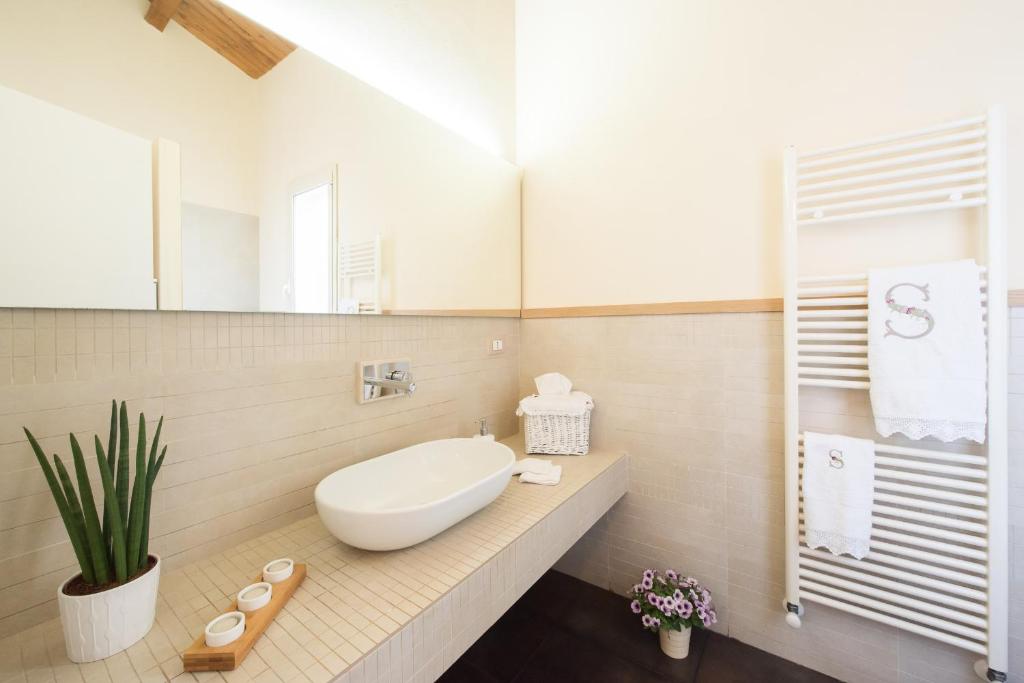 une salle de bain blanche avec un lavabo et un miroir dans l'établissement Villa Silva - IsulaTravel, à Modica
