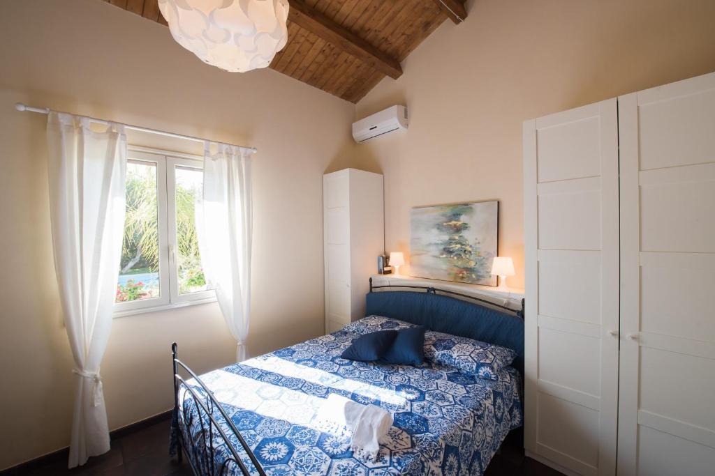 une chambre avec un lit et une fenêtre dans l'établissement Villa Silva - IsulaTravel, à Modica