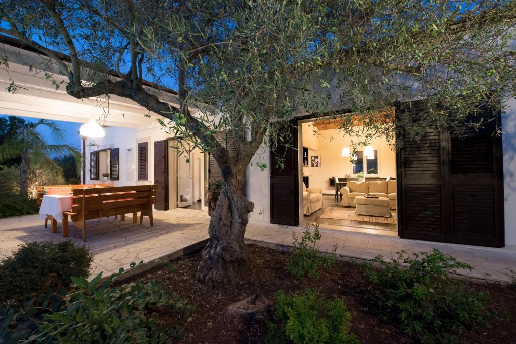 d'une terrasse avec une table et un arbre. dans l'établissement Villa Silva - IsulaTravel, à Modica