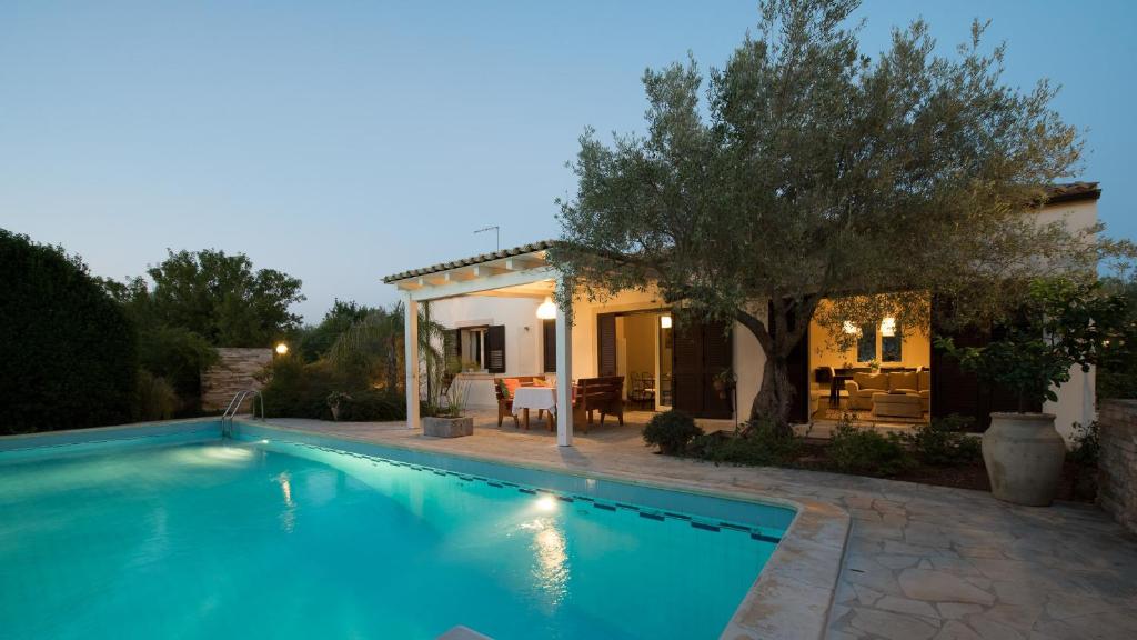 une villa avec piscine devant une maison dans l'établissement Villa Silva - IsulaTravel, à Modica