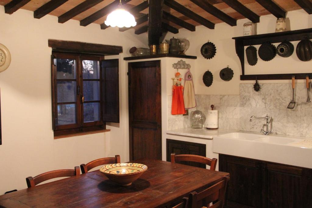 une cuisine avec une table en bois et un évier dans l'établissement Poggio dell'Esca, à Sansepolcro
