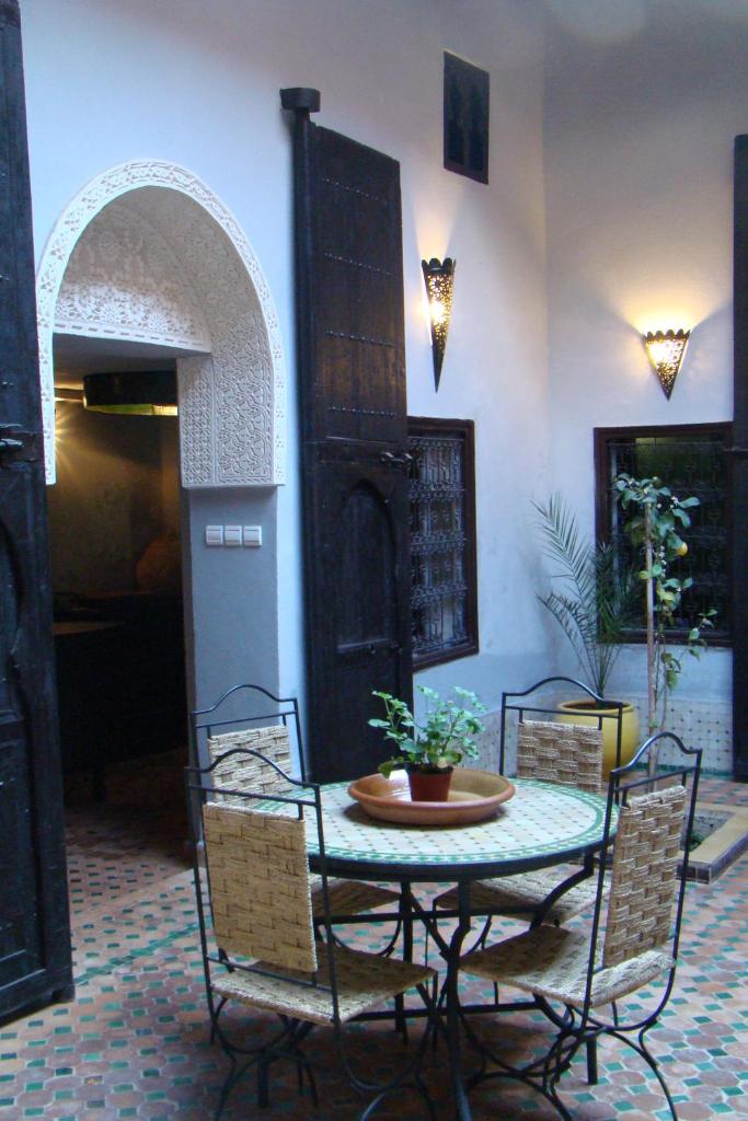 une salle à manger avec une table et des chaises dans une pièce dans l'établissement Riad Menthe Et Citron, à Meknès 37 autres photos