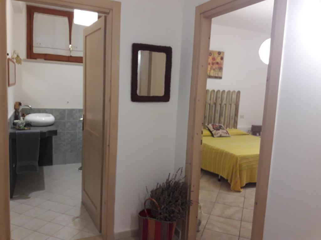 un couloir menant à une chambre avec un lit dans l'établissement La casa di Eva, à Castel Viscardo