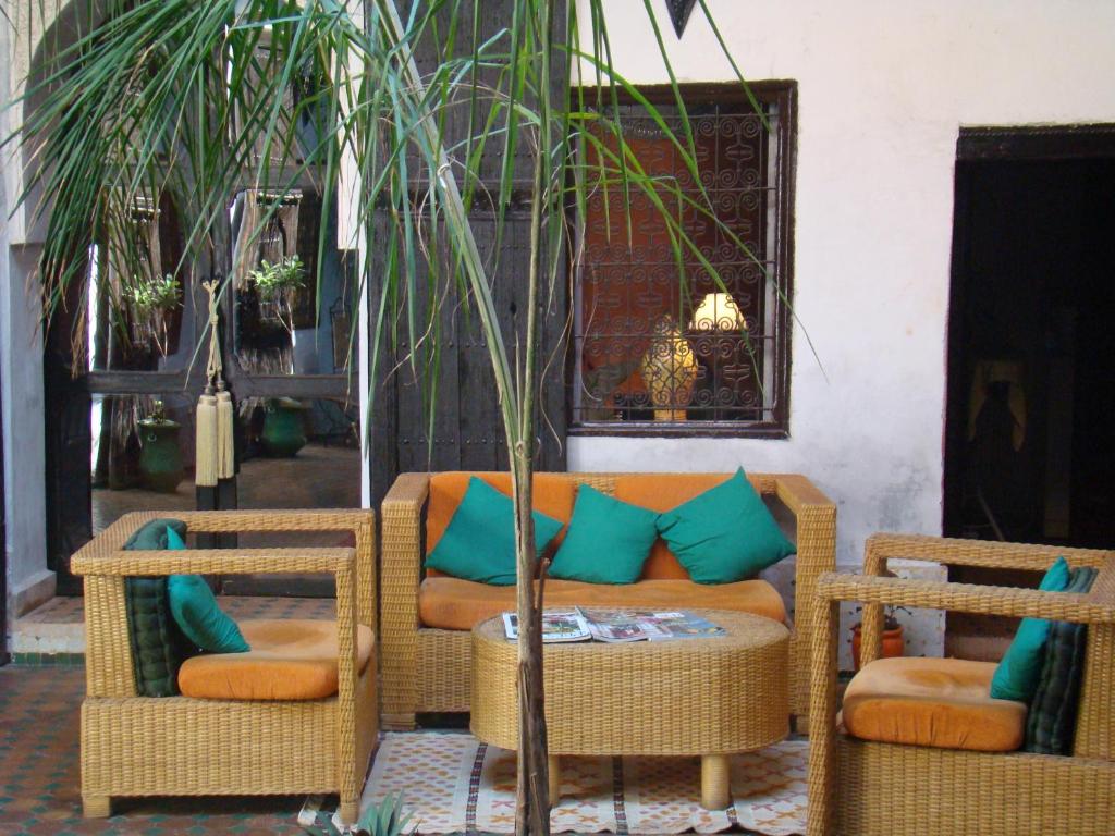un salon avec un canapé et deux chaises dans l'établissement Riad Menthe Et Citron, à Meknès