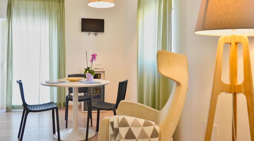 un salon avec une table et des chaises dans l'établissement Petit Hotel, à Lido di Camaiore