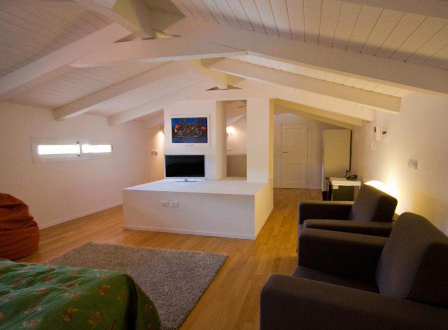 un salon avec un canapé et des chaises dans une pièce dans l'établissement Hotel Muraglie, à Vibo Valentia