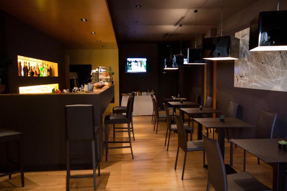 un restaurant avec des tables et des chaises et un bar dans l'établissement Hotel Muraglie, à Vibo Valentia