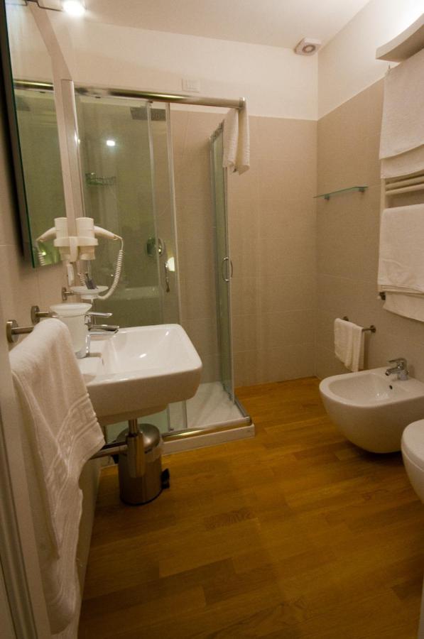 une salle de bain avec un lavabo, une douche et des toilettes dans l'établissement Hotel Muraglie, à Vibo Valentia 30 autres photos