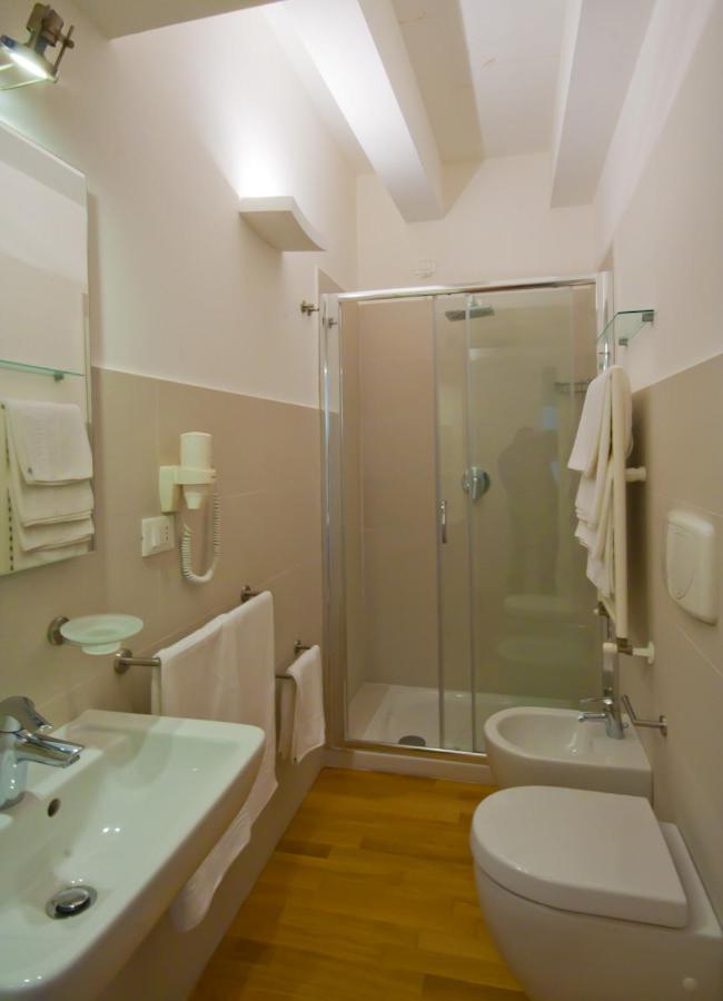 une salle de bain avec une douche, des toilettes et un lavabo dans l'établissement Hotel Muraglie, à Vibo Valentia