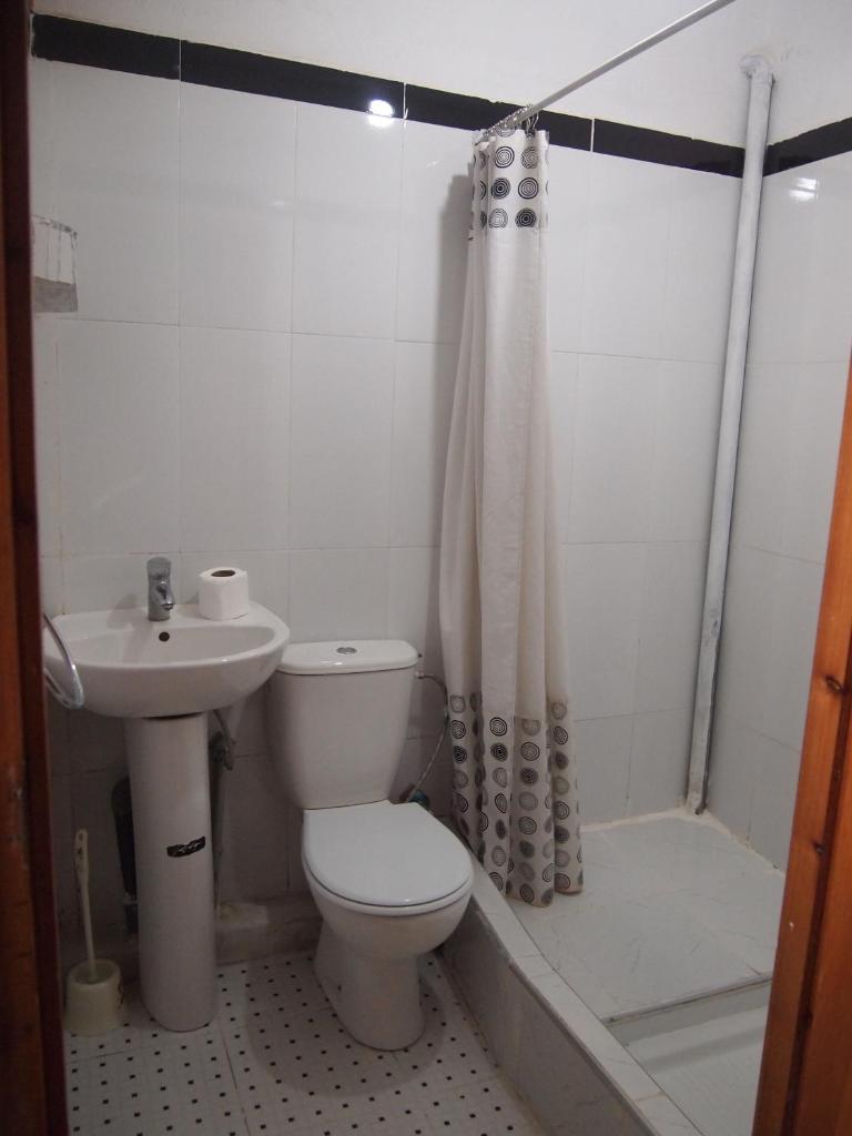 une salle de bain avec toilettes, lavabo et douche dans l'établissement Riad Al Anwar, à Tinghir