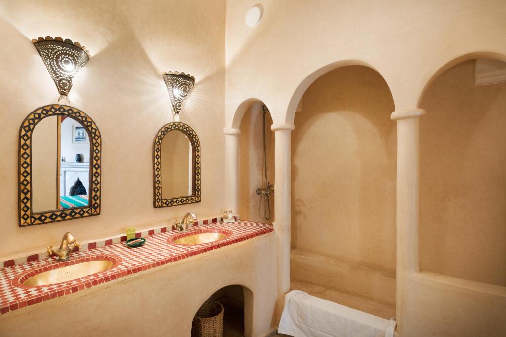 une salle de bain avec deux lavabos et deux miroirs dans l'établissement Riad Sofia, à Marrakech