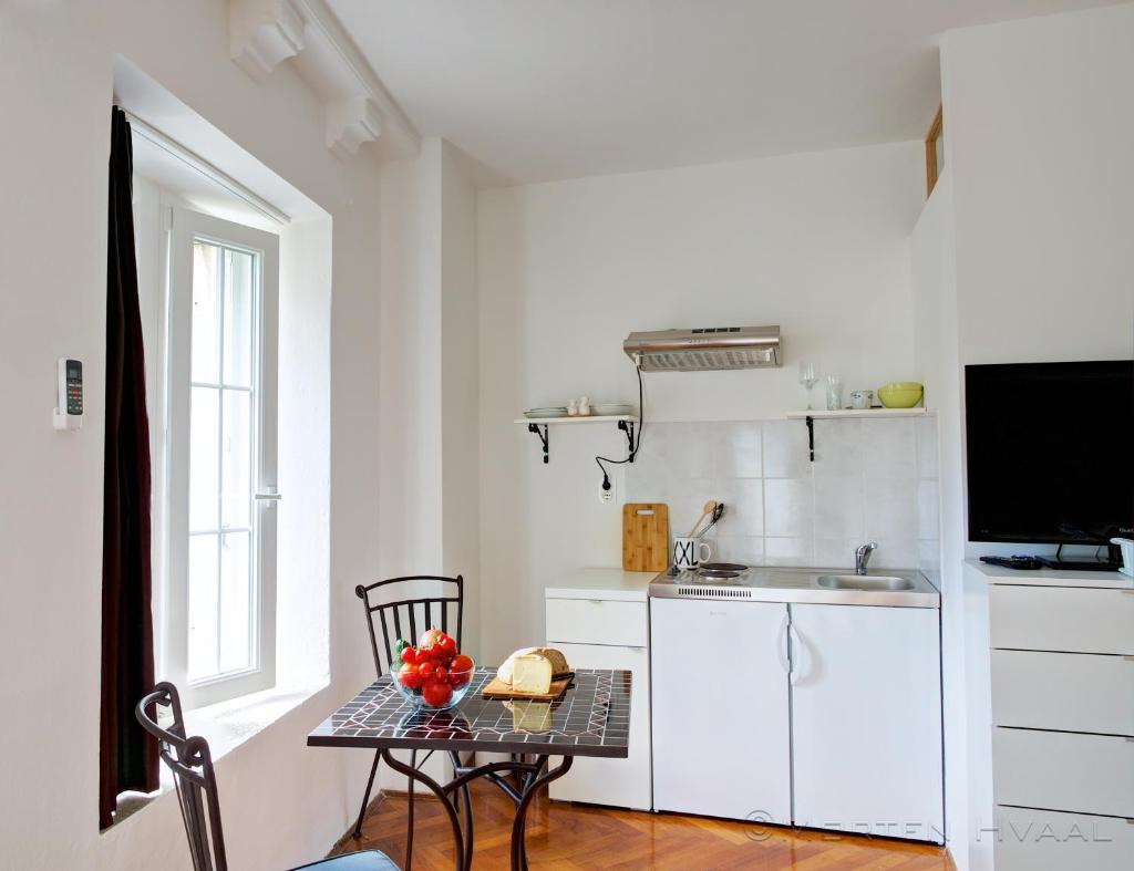 White House Apartments 4