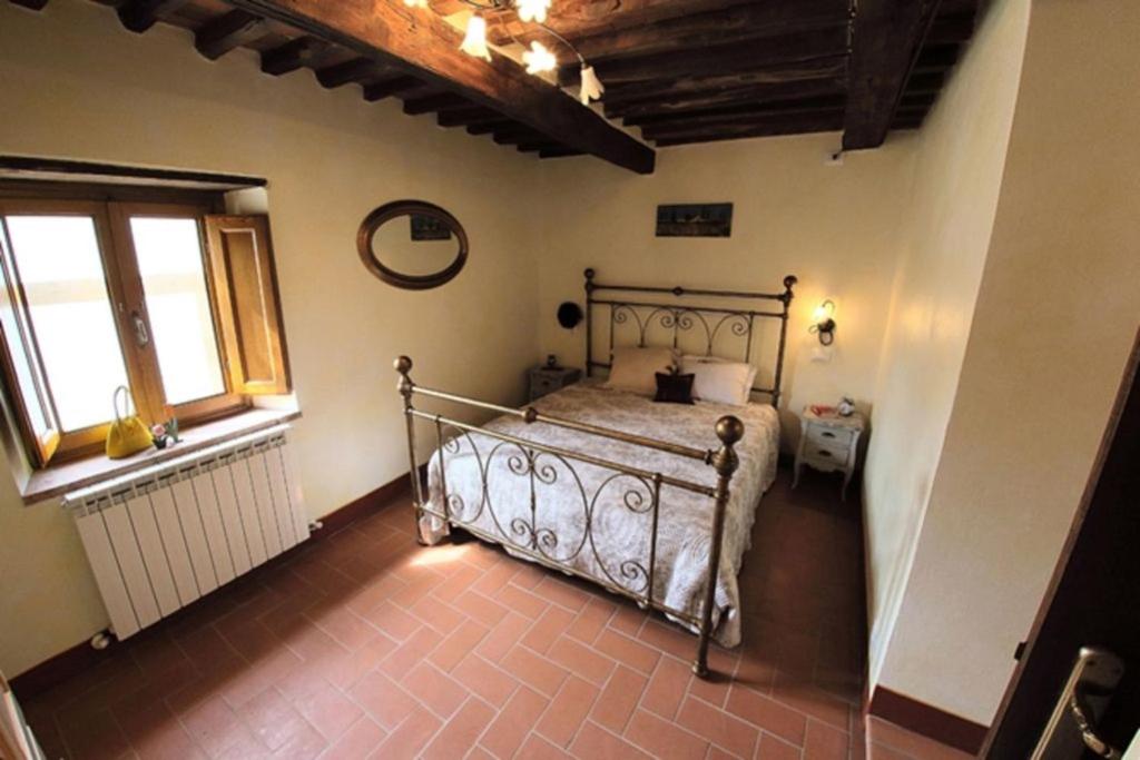 - une chambre avec un lit en métal dans l'établissement Casa Patrizia, à Borgo a Mozzano