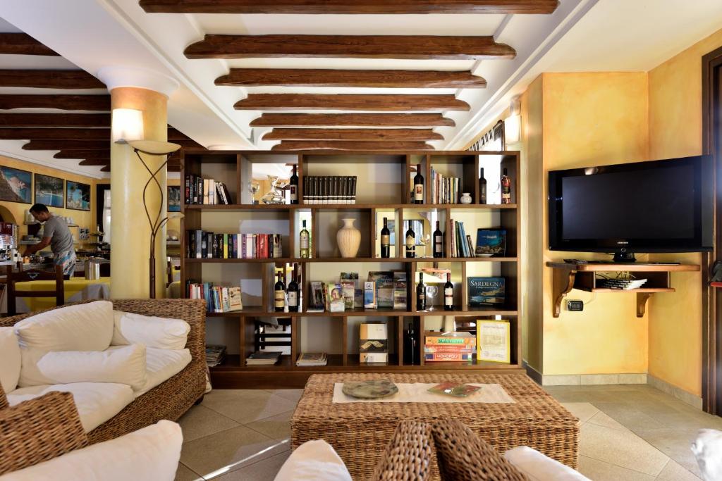 un salon avec un canapé et une télévision dans l'établissement Hotel Nicoletta, à Santa Maria Navarrese