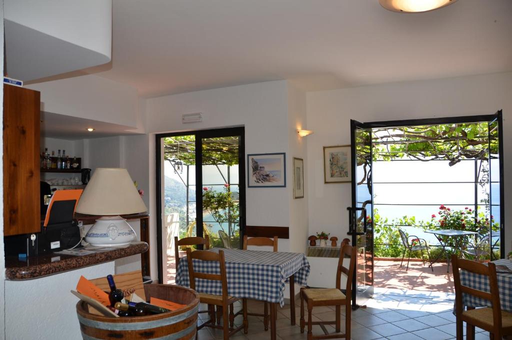 une cuisine et une salle à manger avec une table et des chaises dans l'établissement Hotel La Gioiosa, à Finale Ligure