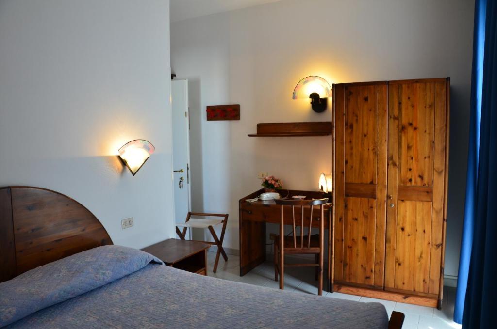 une chambre avec un lit, un bureau et une table dans l'établissement Hotel La Gioiosa, à Finale Ligure